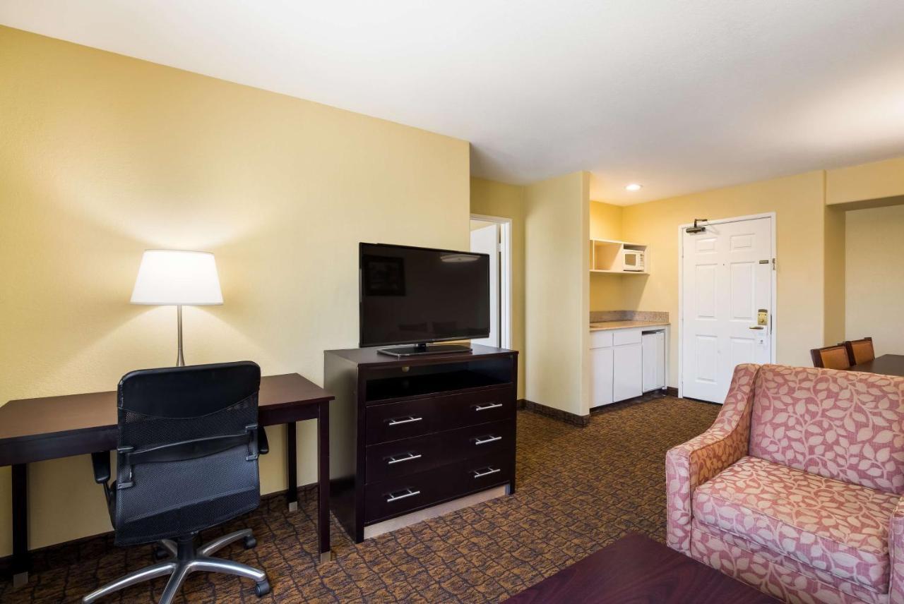 Best Western Escondido Hotel Exterior photo